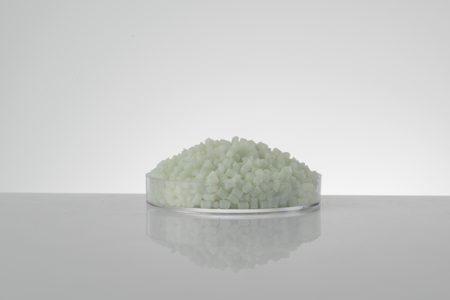 POM material with high flow weather resistance and low emission